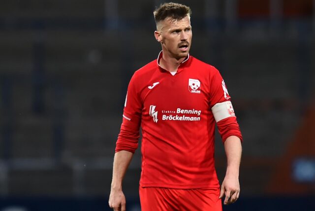 Marvin Pourié mit der Kapitänsbinde von RW Ahlen auf dem Platz.