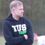 Oliver Logermann beobachtet mit verschränkten Armen ein Spiel des TuS Ascheberg.