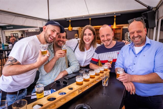 Besucher trinken bei Dortmund à la carte Bier.