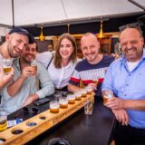 Besucher trinken bei Dortmund à la carte Bier.