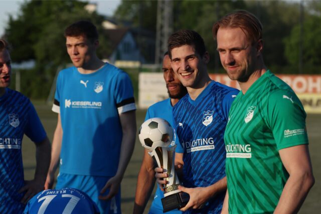 Keeper Christopher Sander nach dem Pokalgewinn.
