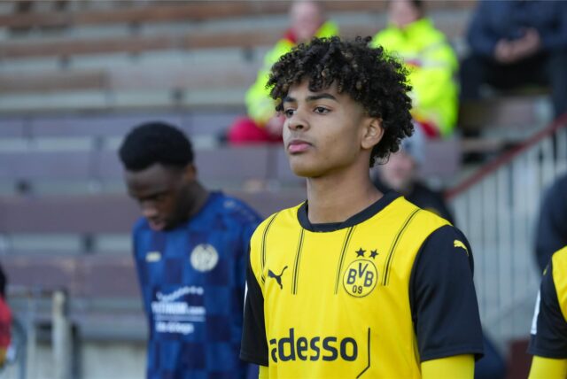 Mathis Albert betritt im Stadion Rote Erde den Rasen.