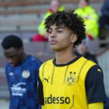 Mathis Albert betritt im Stadion Rote Erde den Rasen.