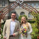 Tobias und Denise Dorka stehen vor dem Rathaus in Schwerte.