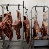 In einer Kühlhalle hängt zerteiltes Rindfleisch zum Reifen.