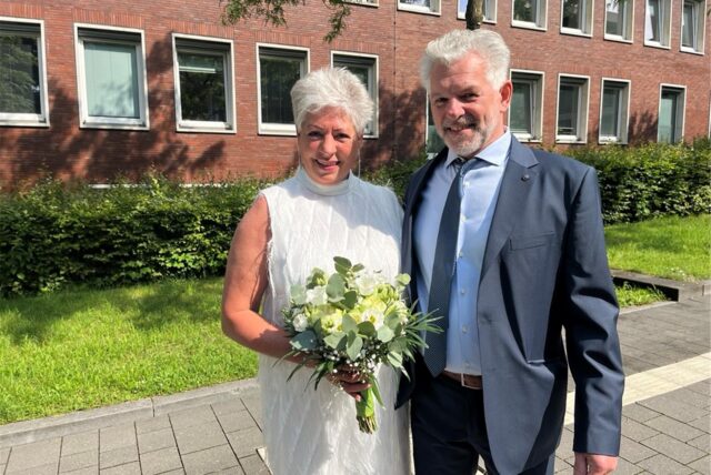 Astrid und Martin Hahn stehen vor dem Hertener Rathaus.
