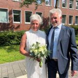 Astrid und Martin Hahn stehen vor dem Hertener Rathaus.