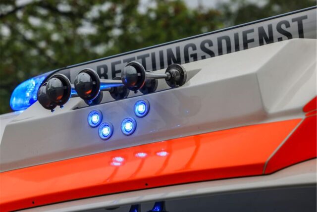 Ein Rettungswagen steht bei einer Schockraumübung der Feuerwehr Leverkusen am Einsatzort.