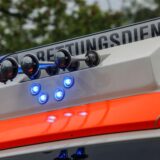 Ein Rettungswagen steht bei einer Schockraumübung der Feuerwehr Leverkusen am Einsatzort.