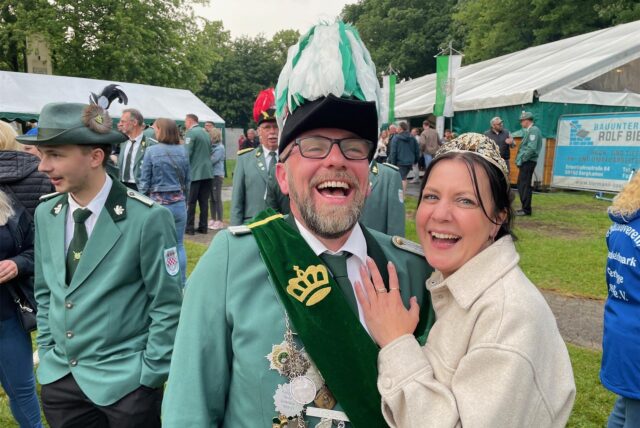 Ingo Löbbe und Sandra Fischer freuen sich, dass sie das Schützenkönigspaar in Overberge geworden sind.