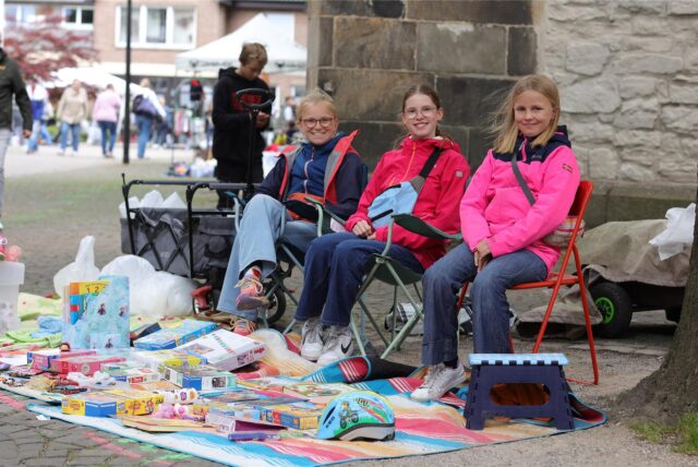 Auch viele Kinder boten Spielsachen und Kleidungsstücke an, aus denen sie herausgewachsen sind.