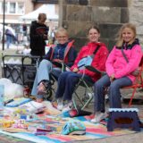 Auch viele Kinder boten Spielsachen und Kleidungsstücke an, aus denen sie herausgewachsen sind.