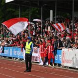 Spieler von RW Unna feiern auf dem Platz den Meistertitel.