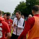 Unnas Trainer Marc Schmidt spricht zu seinen Spielern
