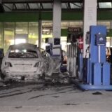 Ein ausgebranntes Fahrzeug steht an einer Zapfsäule auf einer Tankstelle. Ein polizeibekannter Mann sorgt am Samstagabend für einen Brand an einer Tankstelle in Hannover. Das SEK ist im Einsatz.