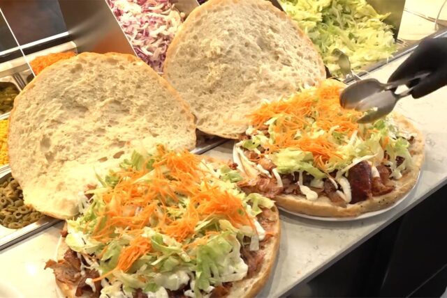 In einem Dönerladen werden zwei jeweils etwa zwei Kilogramm schwere Riesendöner zubereitet.