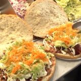 In einem Dönerladen werden zwei jeweils etwa zwei Kilogramm schwere Riesendöner zubereitet.