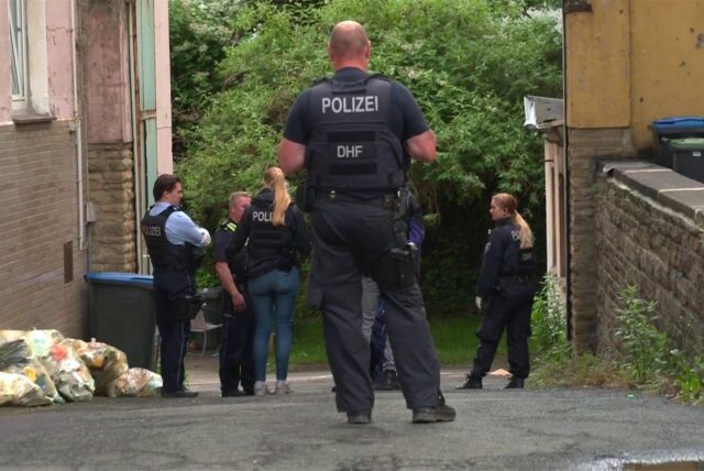In Wetter ist ein Polizist mit seiner eigenen Schusswaffe verletzt worden.
