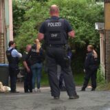 In Wetter ist ein Polizist mit seiner eigenen Schusswaffe verletzt worden.
