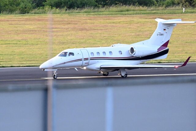 Ein Privatjet landet.