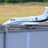 Ein Privatjet landet.
