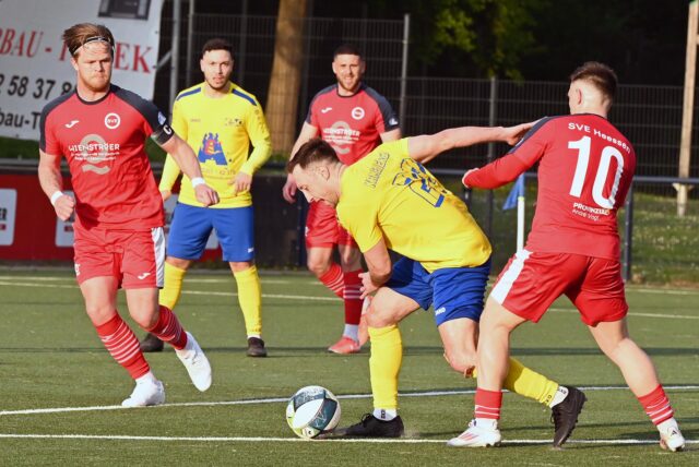 Guiliano Nieddu, Kapitän des SVE Heesen, hält sich bereit für den Ausgang des Zweikampfes von Leon Müsse und einem Spieler vom Kamener SC.