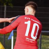 Guiliano Nieddu, Kapitän des SVE Heesen, hält sich bereit für den Ausgang des Zweikampfes von Leon Müsse und einem Spieler vom Kamener SC.