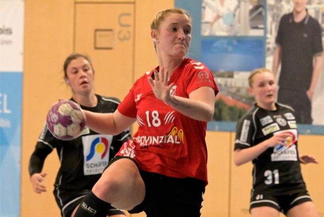 Anna Schmidt vom Lüner SV Handball setzt zum Wurf an.