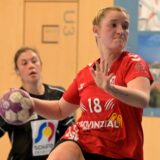 Anna Schmidt vom Lüner SV Handball setzt zum Wurf an.