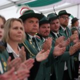 Menschen stehen in einer Reihe und klatschen.