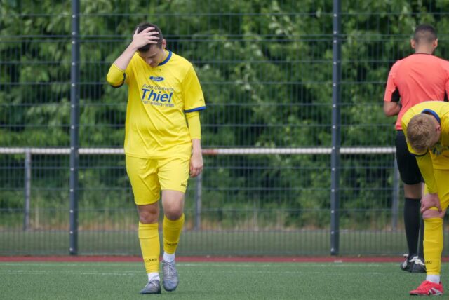 Niedergeschlagener Spieler des SV Herbern II U23.