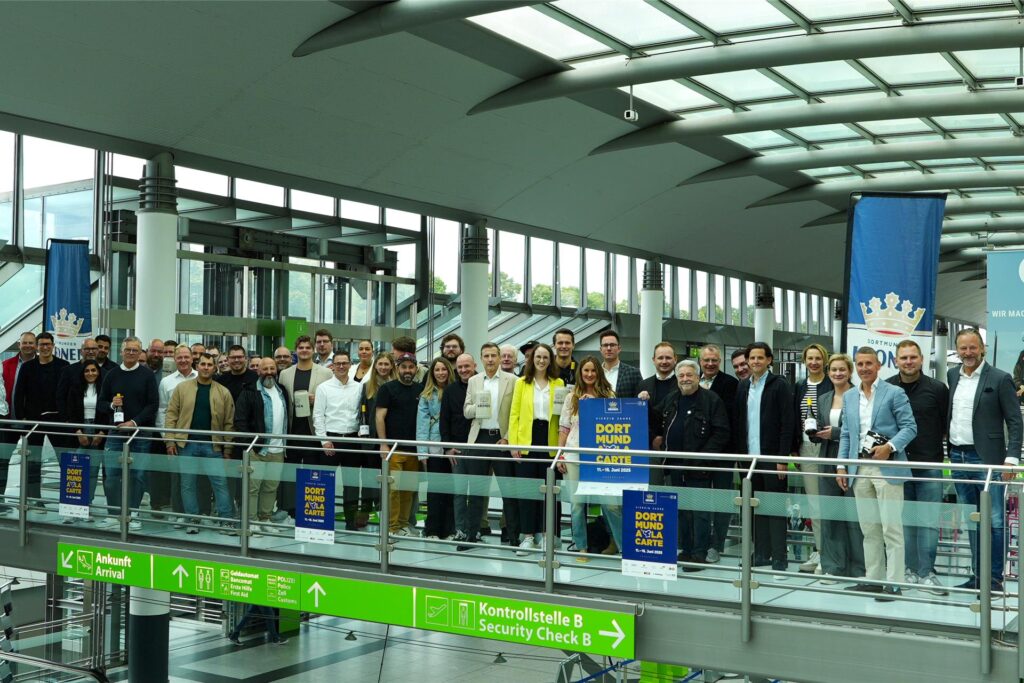 Fast 50 Teilnehmende, Partner und Sponsoren sind bei Dortmund à la carte beteiligt. Selten versammeln sich bei einer Pressekonferenz im Airport Dortmund so viele Menschen. Fast 50 Teilnehmende, Partner und Sponsoren sind bei Dortmund à la carte beteiligt. Selten versammeln sich bei einer Pressekonferenz im Airport Dortmund so viele Menschen.