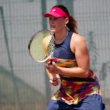 Clara Bruning beim Tennisspiel.