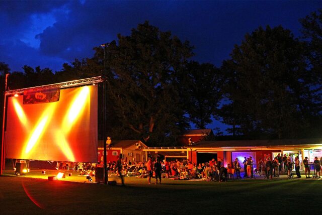 Die beleuchtete Leinwand an einem der Kino-Abende im Elsebad in Schwerte-Ergste