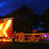 Die beleuchtete Leinwand an einem der Kino-Abende im Elsebad in Schwerte-Ergste