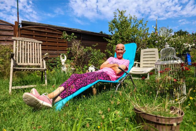 Wetterexperte Burkhard Dreischer auf einer Sonnenliege in seinem Garten.