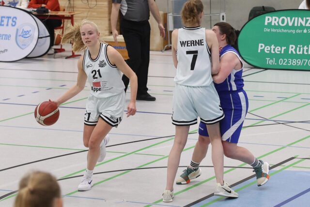 Isabell Michalski mit den LippeBaskets Damen am Ball.