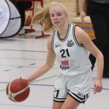 Isabell Michalski mit den LippeBaskets Damen am Ball.