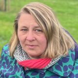 Links, zwei Krähen streiten sich, rechts Tanja Flormann schaut in die Kamera.