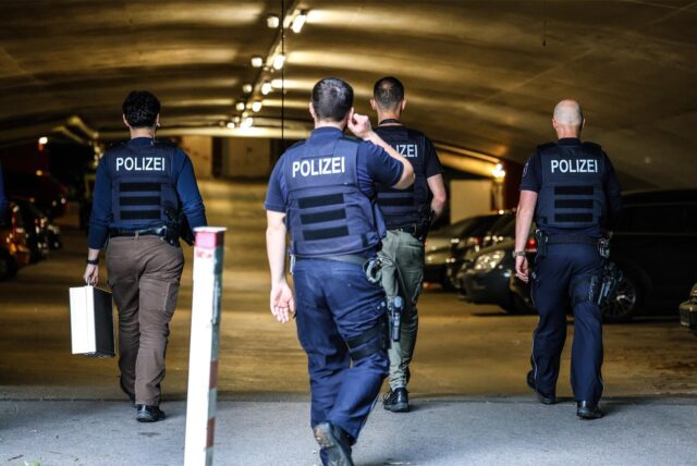 Polizeibeamte betreten eine Tiefgarage in Hagen-Boele.