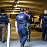 Polizeibeamte betreten eine Tiefgarage in Hagen-Boele.