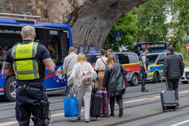 Fahrgäste des Zugs können endlich in Busse umsteigen.