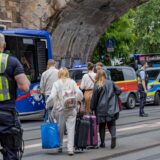Fahrgäste des Zugs können endlich in Busse umsteigen.