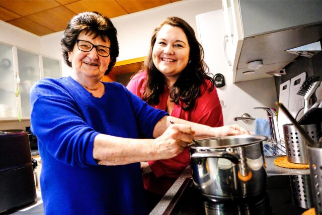 Annemarie Kachel und Vanessa Schmidt aus Recklinghausen stehen gemeinsam am Herd und kochen