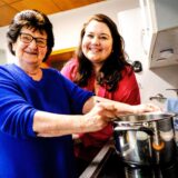 Annemarie Kachel und Vanessa Schmidt aus Recklinghausen stehen gemeinsam am Herd und kochen