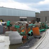 Vor den äußerlich weit fortgeschrittenen Bauten des neuen Bildungszentrums am Hertinger Tor in Unna liegen noch Rohre und Schachtelemente für die Grundstücksentwässerung.