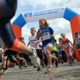 Kinder laufen