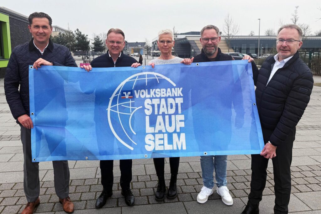 Menschen vor Plakat Menschen vor Plakat