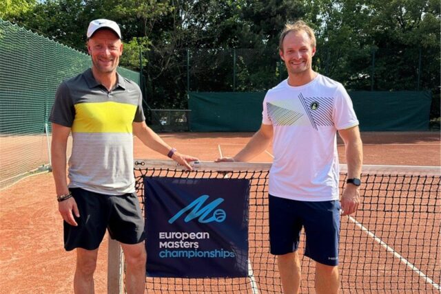 Andreas Thiveßen (l.) und Christian Göbner am Tennisplatz in Budapest bei den European Masters Championships.