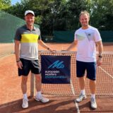 Andreas Thiveßen (l.) und Christian Göbner am Tennisplatz in Budapest bei den European Masters Championships.
